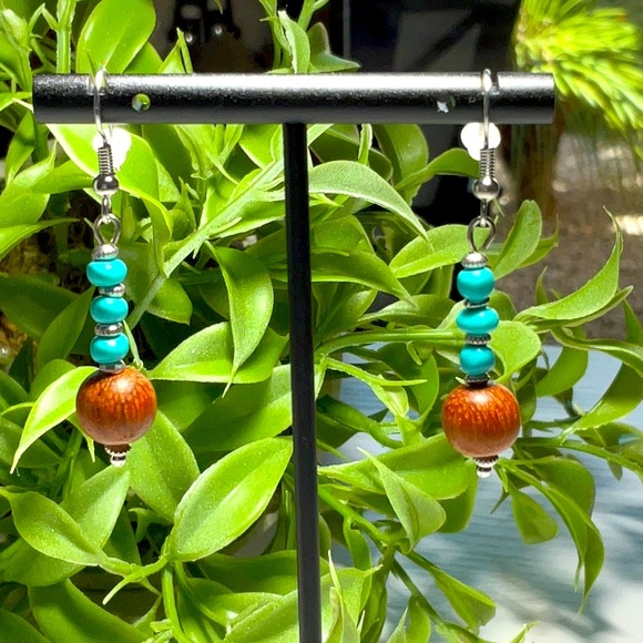 Lovely Bayong Wood and Masai Bead Bracelet and Earrings Set - Picture 6 of 8